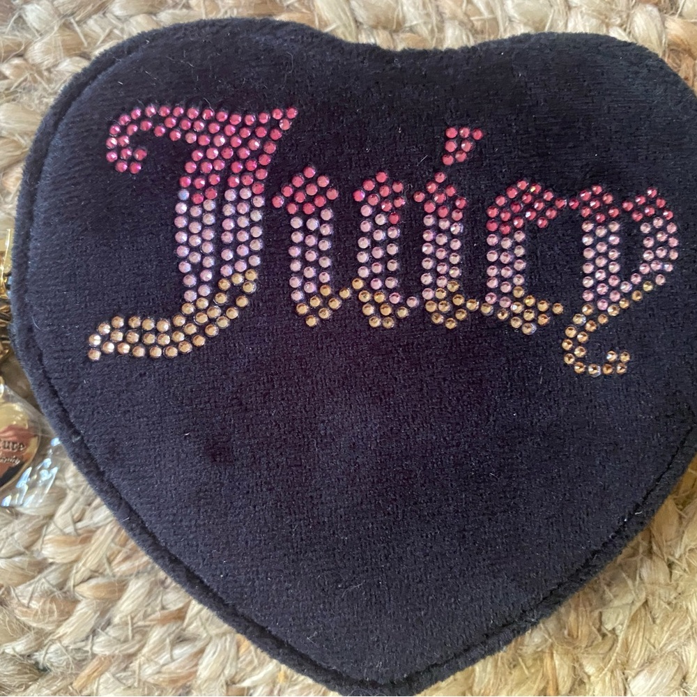 NEW JUICY COUTURE Black Velvet Licorice Heart Zip Around Wristlet 🩷